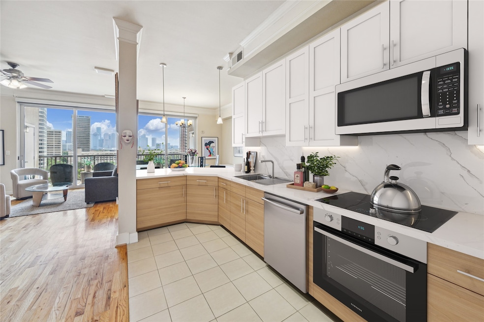 Welcome to #1004! Fantastic downtown views, open f