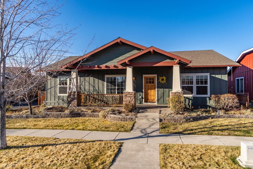 61207 Fairfield Dr, Bend, OR 97702 - photo 1