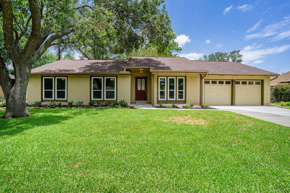 1008 Lost River Dr, Friendswood, TX 77546 - photo 1