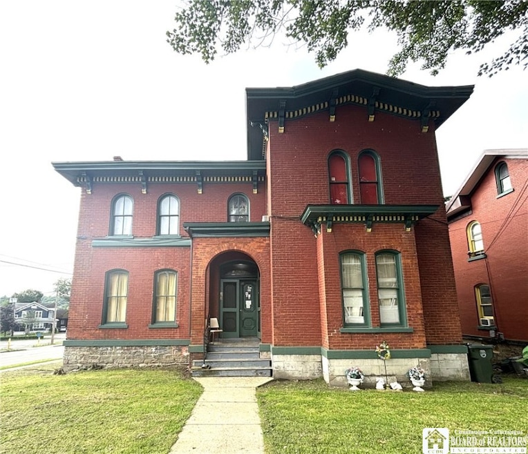 362 E 4th St