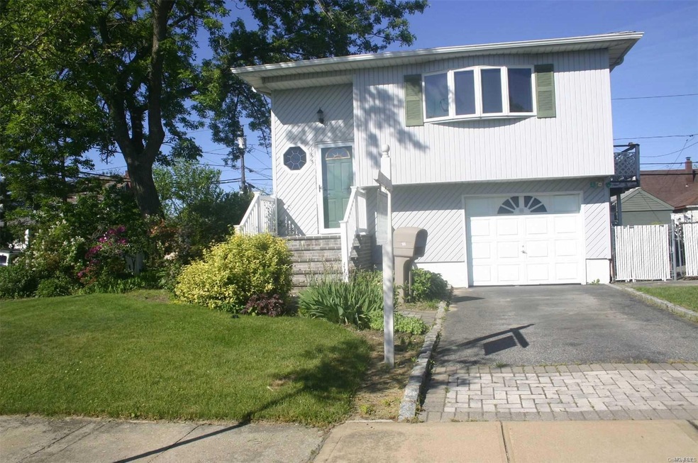 165 Riviera Pkwy, Lindenhurst, NY 11757 - photo 1