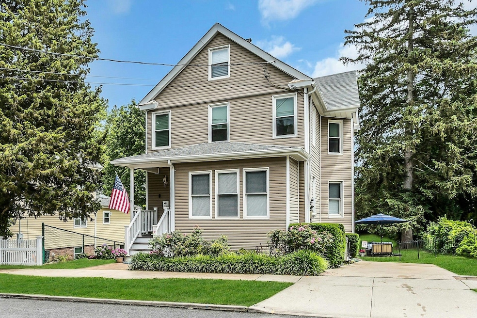 Sold $900,000 • Co-Listing Agent