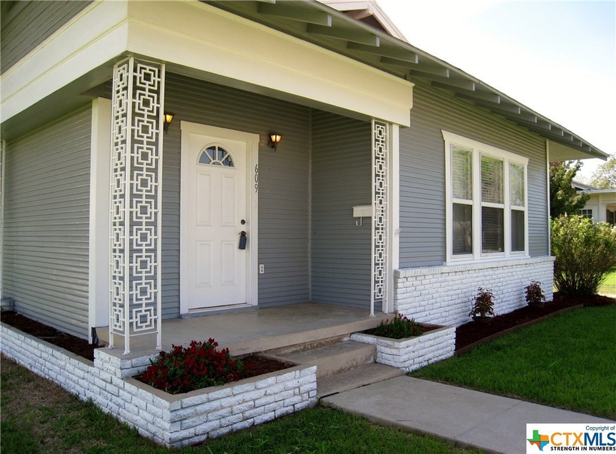 609 E Weinert St, Seguin, TX 78155 - photo 1