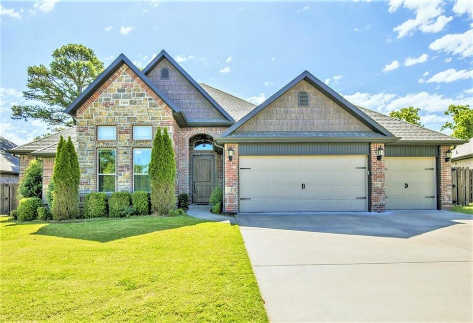 Single Level, beautiful river rock & brick exterior, 3 car garage, in a FANTASTIC Subdivision, Grammercy Park.