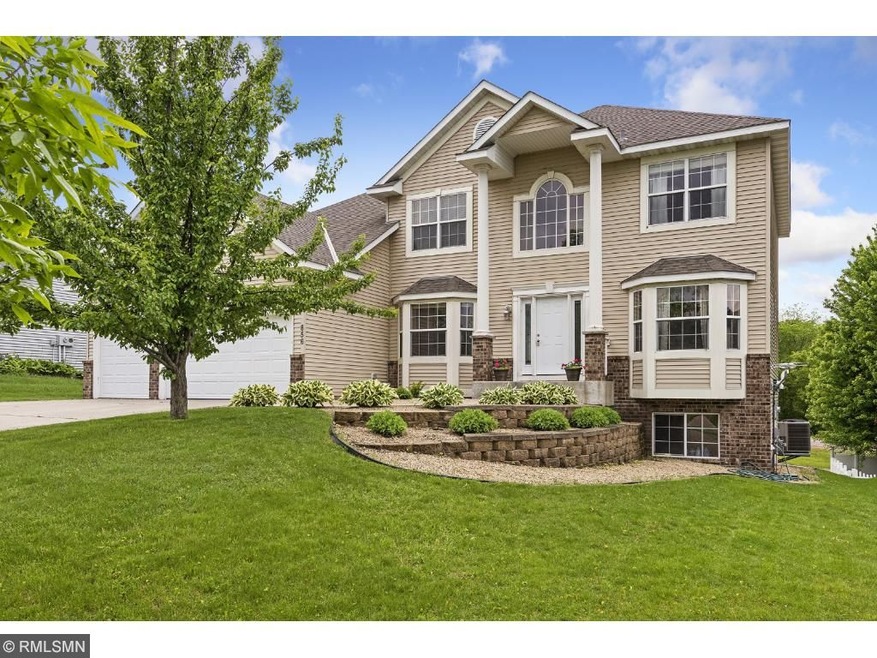 Great front curb appeal!