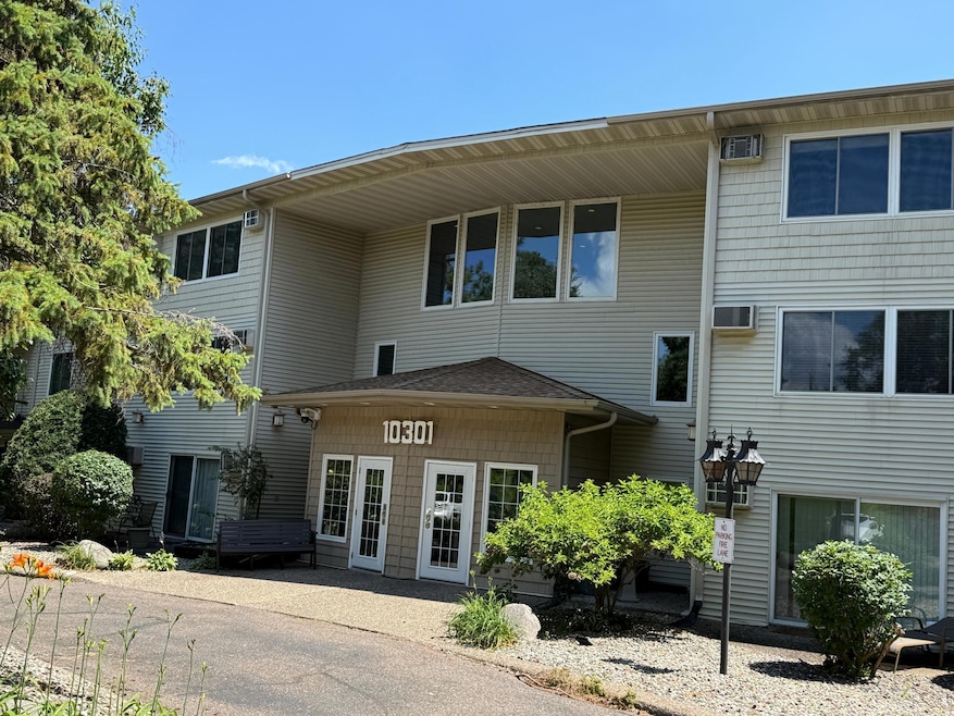 10301 Cedar Lake Rd unit 102, Hopkins, MN 55305 - photo 1