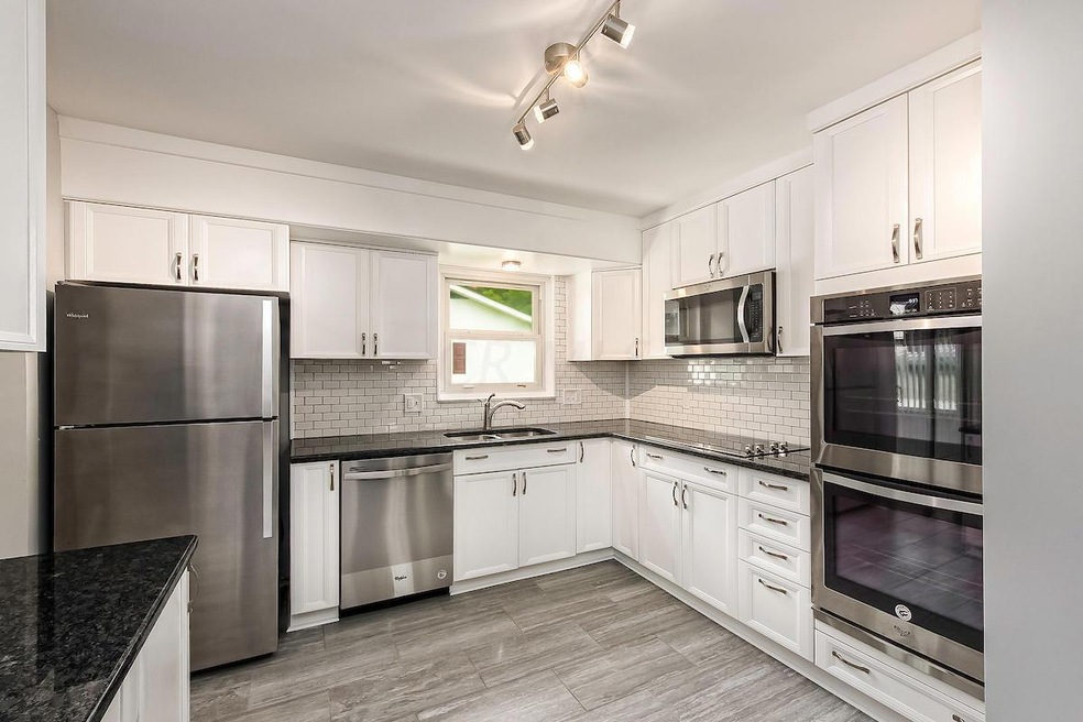 b 1080 Brentford Dr0024