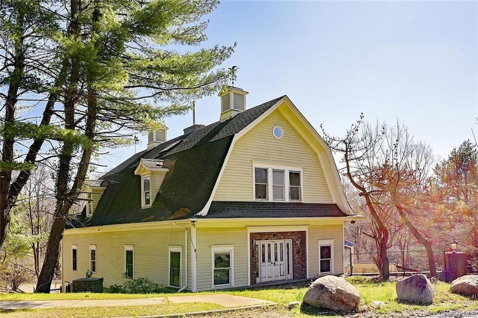 246 Cherry Ln, Suffern, NY 10901 - photo 1