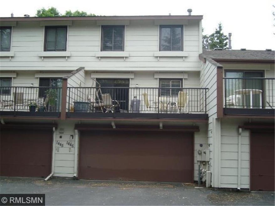 Well maintained two story town home in fantastic l