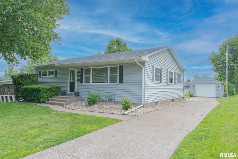 2857 Washington Ln, Davenport, IA 52804 - photo 1