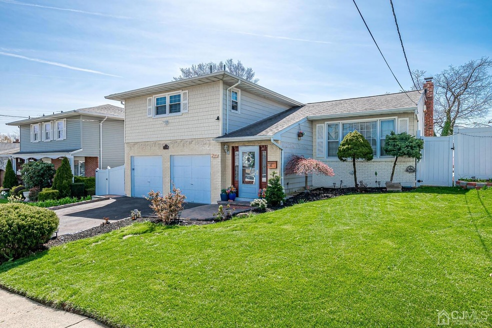 795 Chalet Dr, Woodbridge, NJ 07095 - photo 1