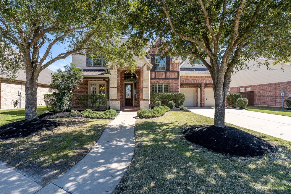 Gorgeous Coventry home on cul-de-sac street in Tow