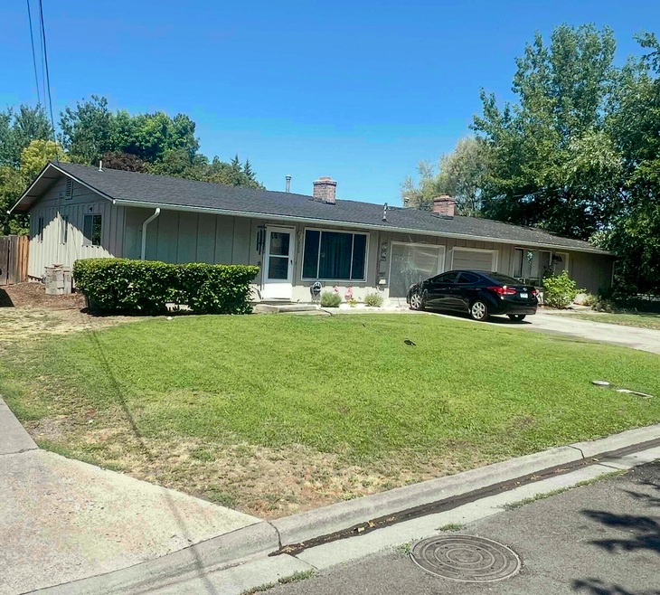 826 Morrison Ave, Medford, OR 97504 - photo 1