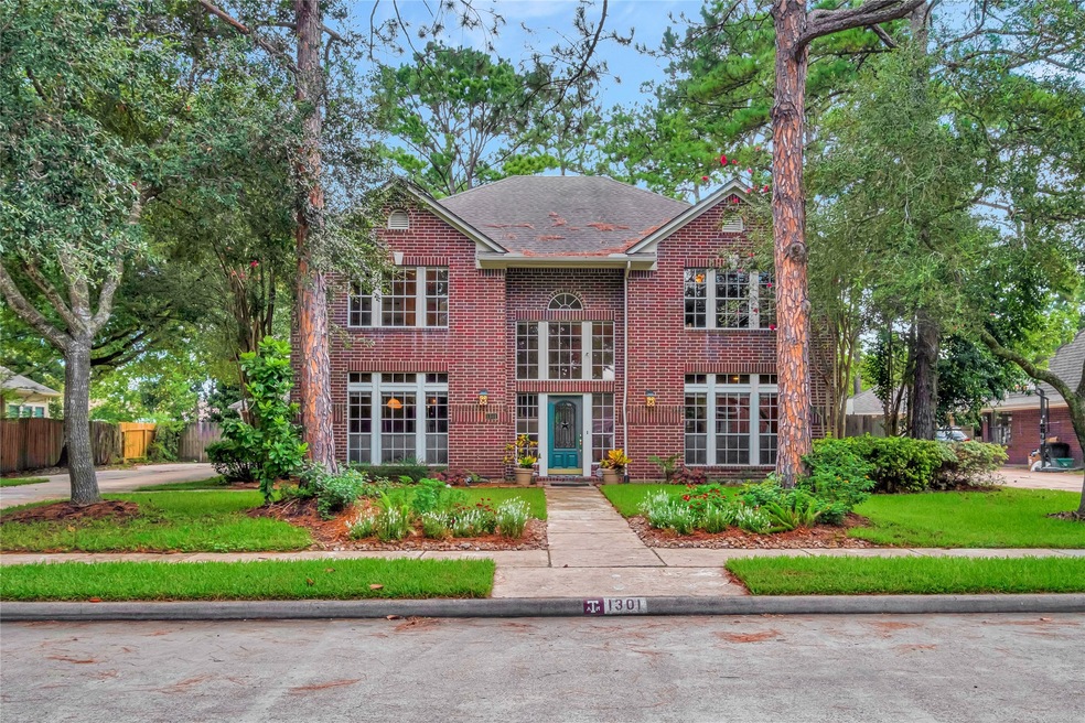 1301 Silverleaf Dr, Friendswood, TX 77546 - photo 1