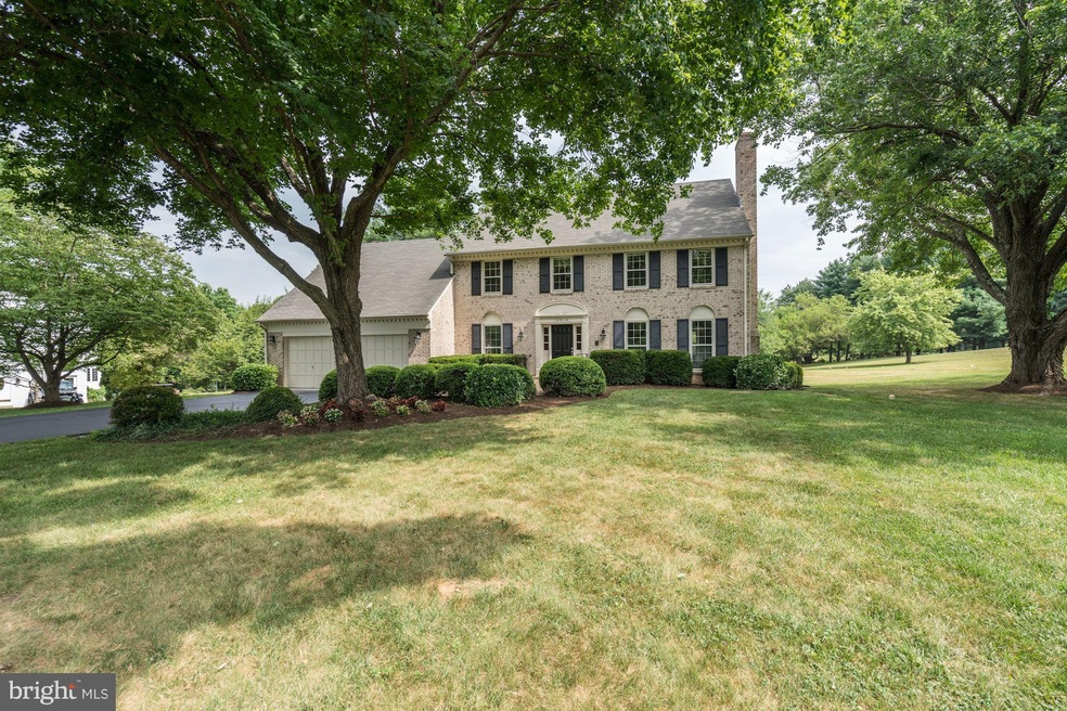 10518 Hunting Crest Ln, Vienna, VA 22182 - photo 1