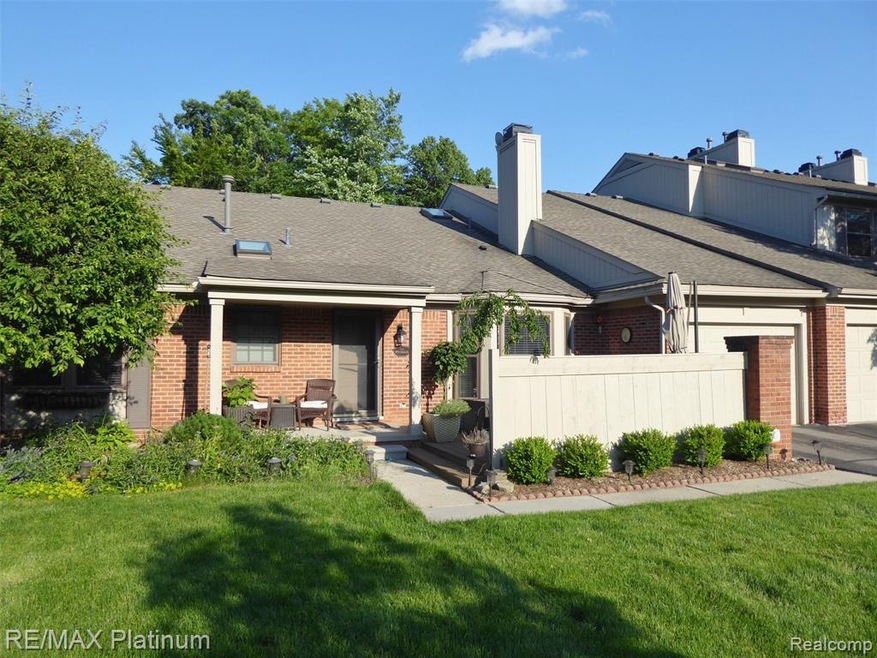 7380 Barrington Ct, West Bloomfield, MI 48322 - photo 1