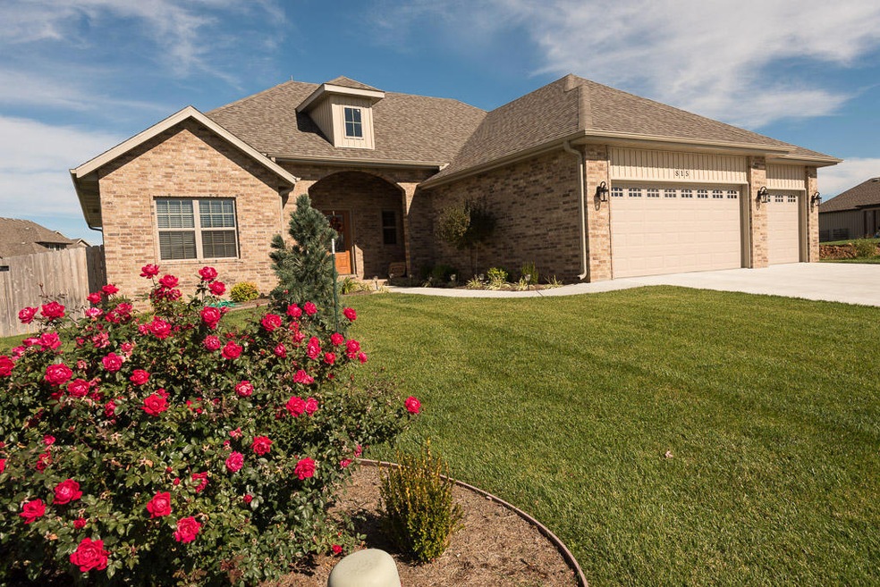 815 E Roubidoux St, Nixa, MO 65714 - photo 1