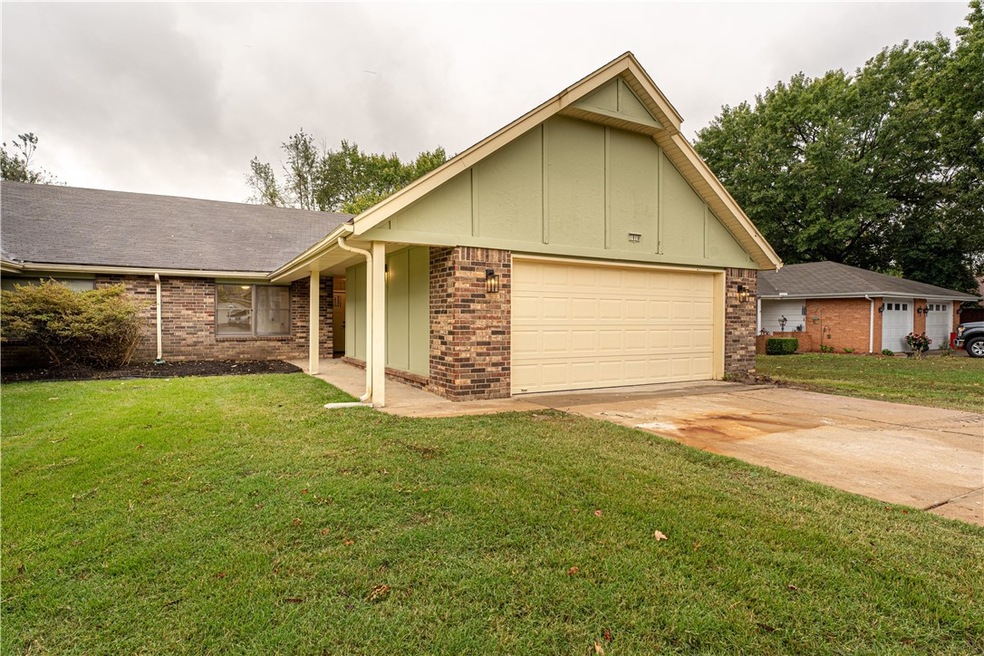 1010 W Linden St, Rogers, AR 72756 - photo 1
