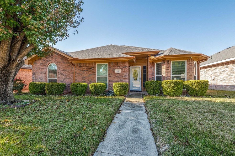 View of front of property featuring a front yard
