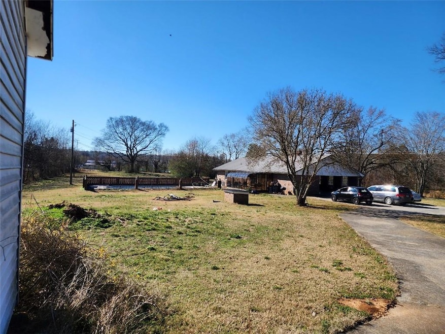 View of yard featuring driveway