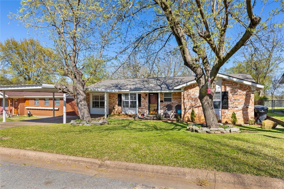 114 N Imperial Dr, Denison, TX 75020 - photo 1