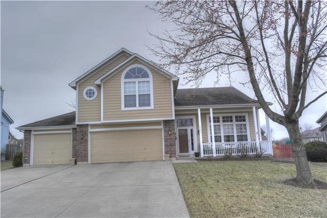 1531 Horseshoe Dr, Raymore, MO 64083 - photo 1