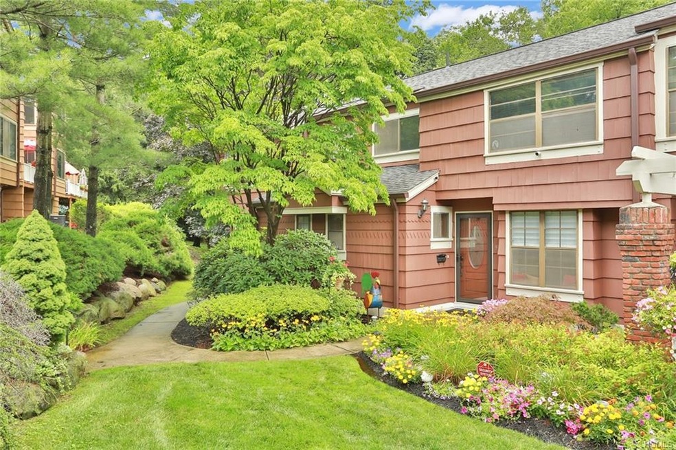 93 Treetop Cir unit 93, Nanuet, NY 10954 - photo 1