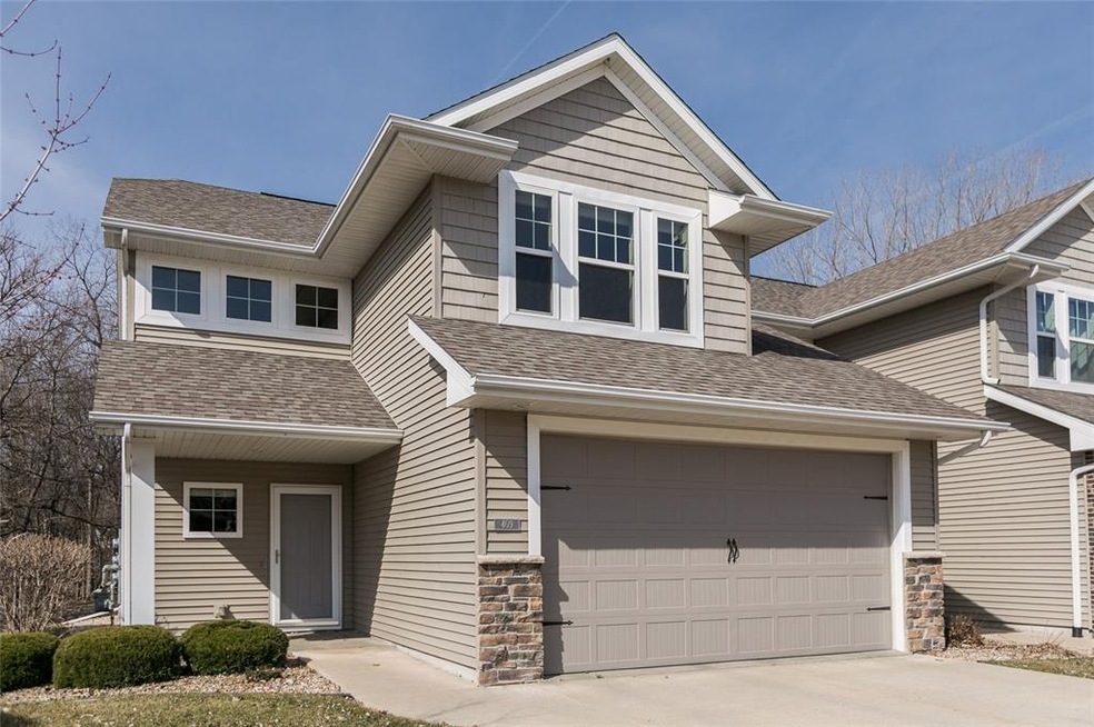 409 Cimarron Dr, Hiawatha, IA 52233 - photo 1