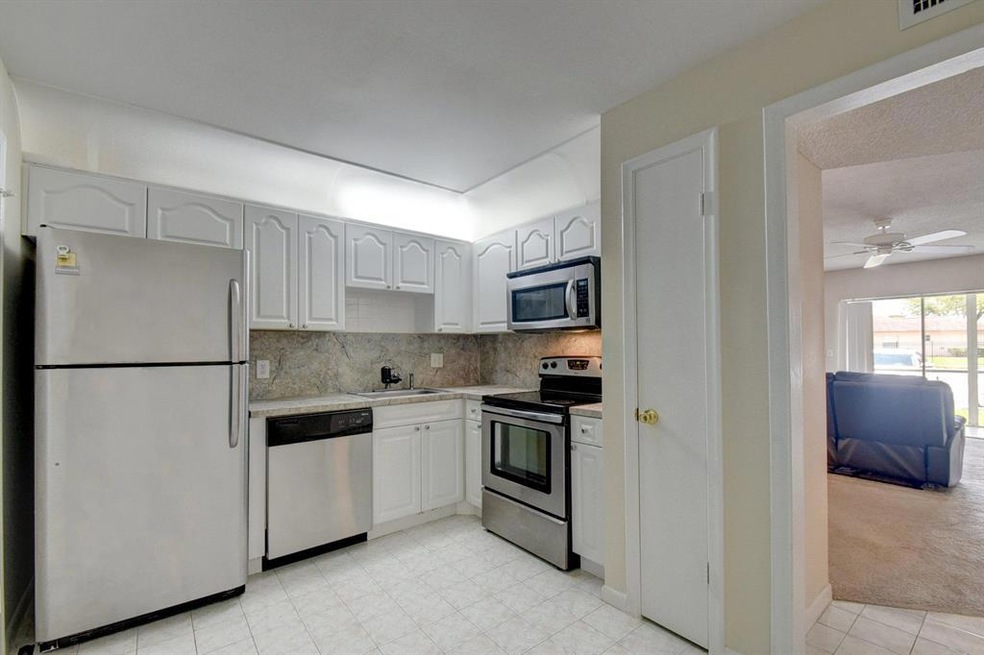 KITCHEN WITH STAINLESS STEEL APPL.
