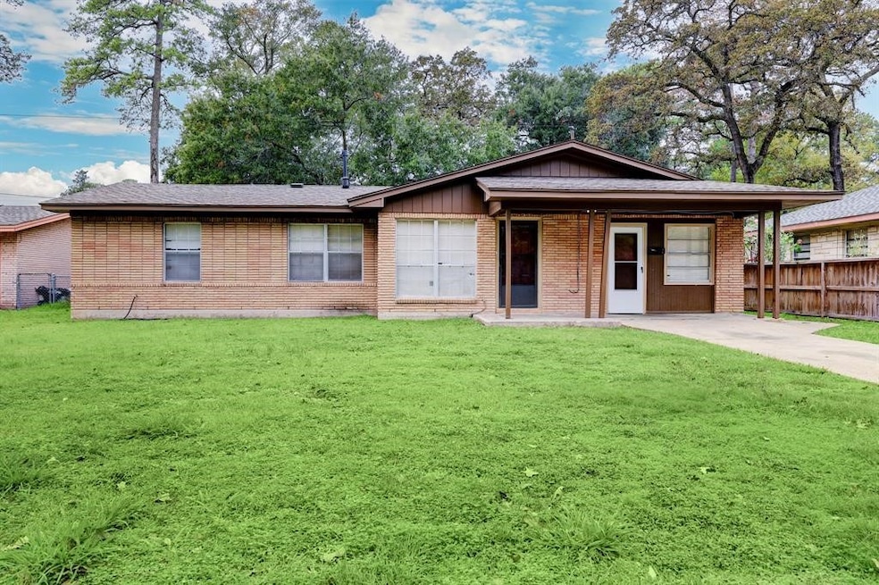 10411 Royal Oaks Dr, Houston, TX 77016 - photo 1