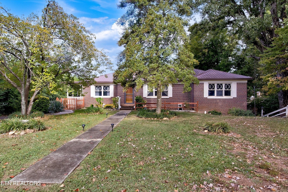 653 E Hunt Rd, Alcoa, TN 37701 - photo 1