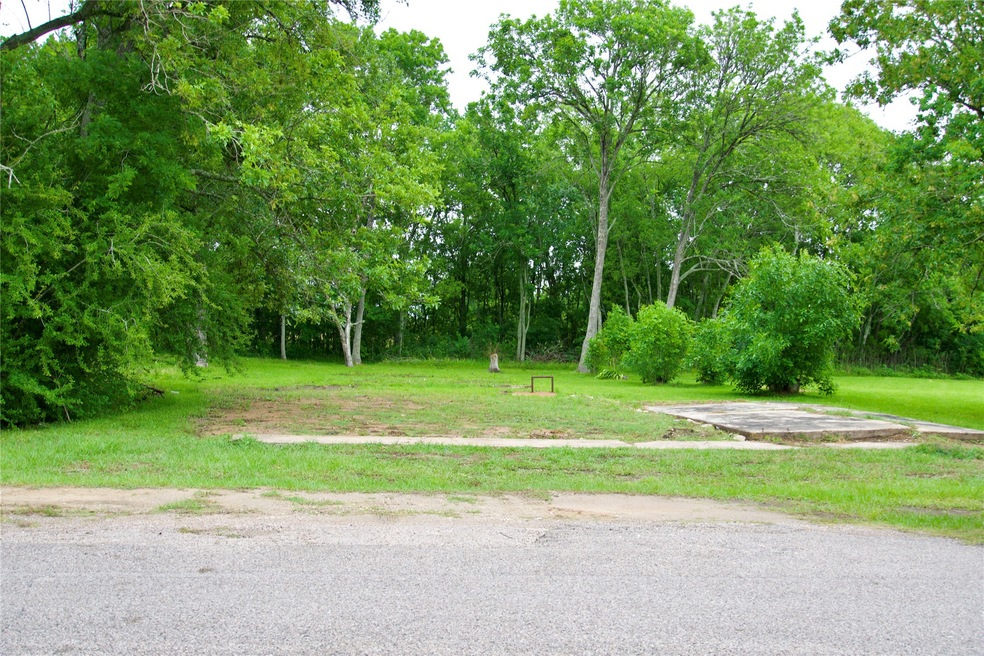 413 Lulac St, Alvin, TX 77511 - photo 1