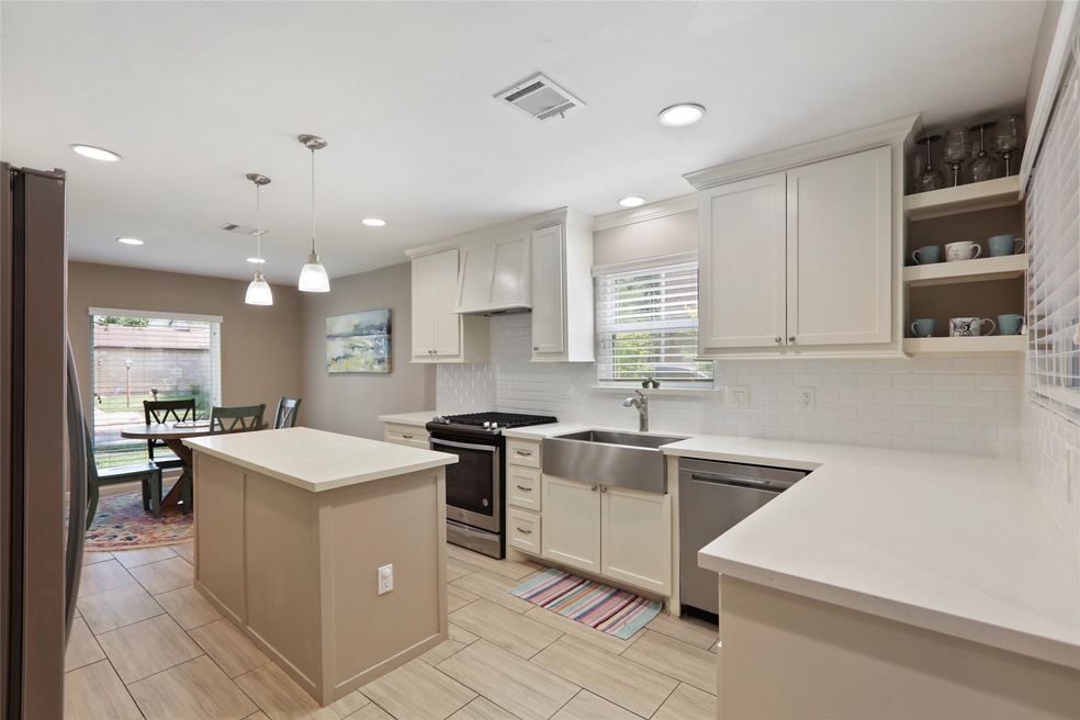 10327 Burgoyne Rd, Houston, TX 77042 - photo 1