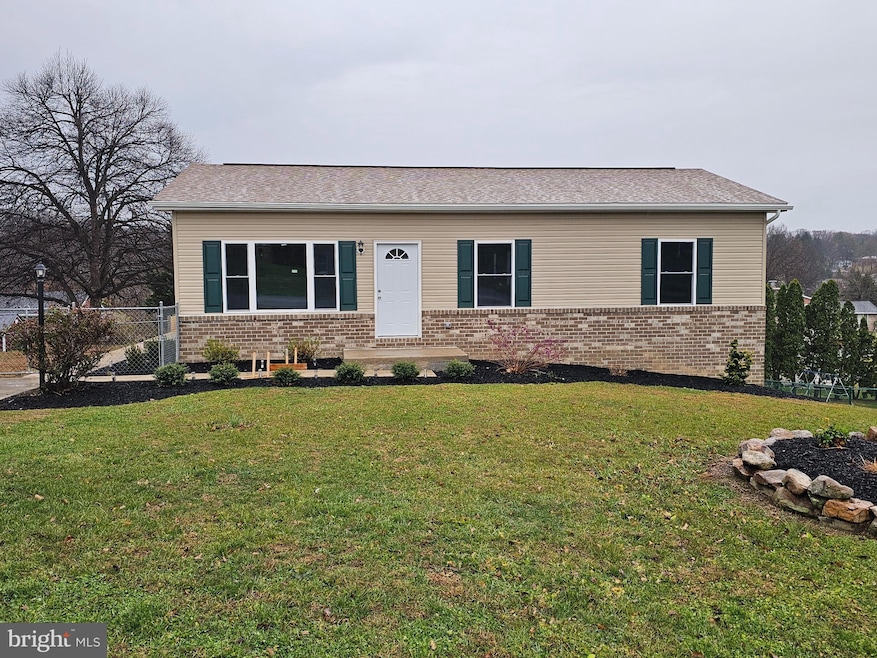 1920 Maylinn Dr, Chambersburg, PA 17202 - photo 1