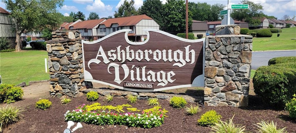 Community / neighborhood sign featuring a lawn and a residential view