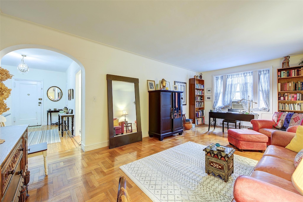 Hampton Court unit B3H, Richmond Hill, NY 11418 - photo 1