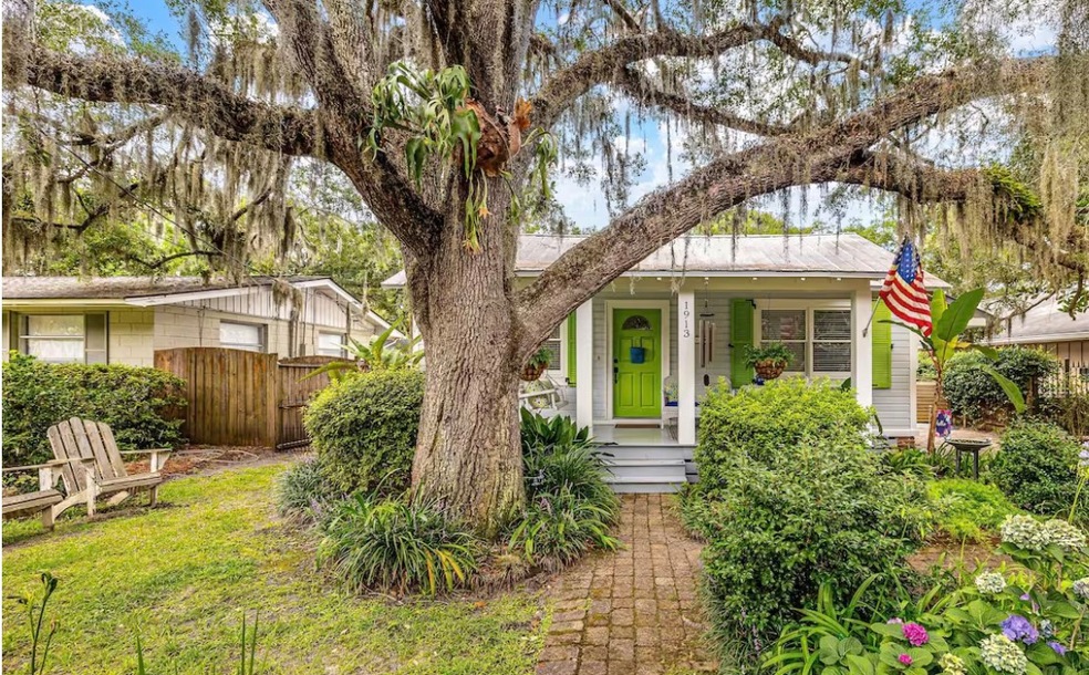 Darling, 1932 historic beach cottage within walkin