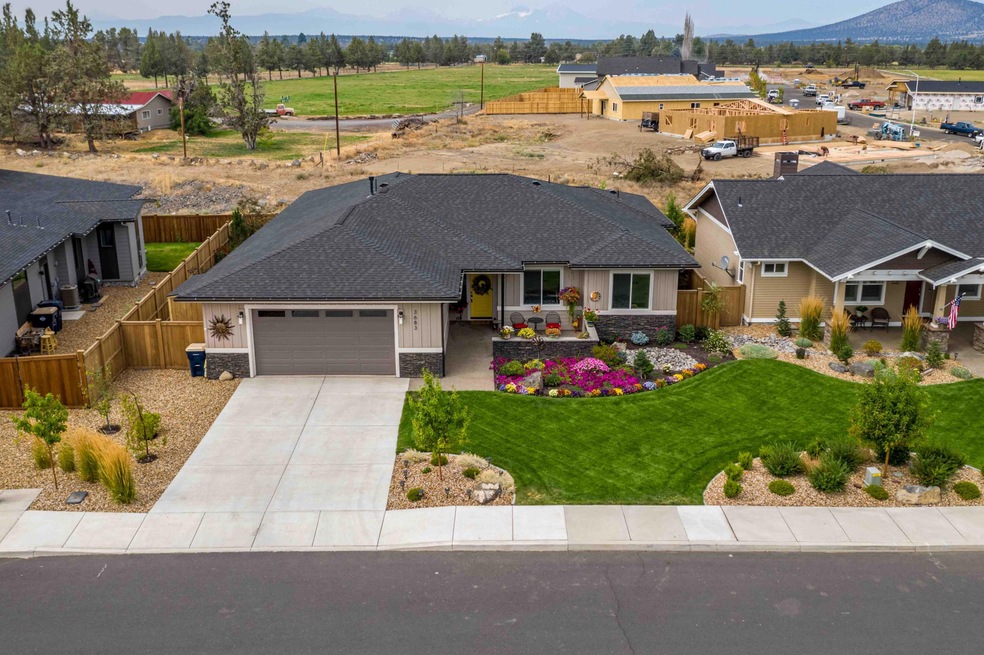3683 SW 47th