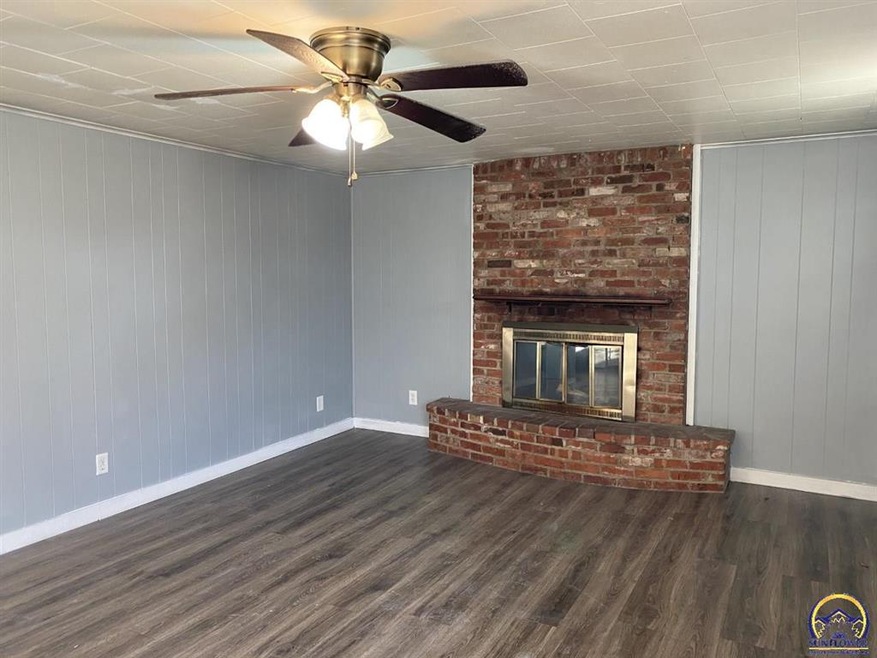 738 SW Cambridge Ave, Topeka, KS 66606 - photo 1