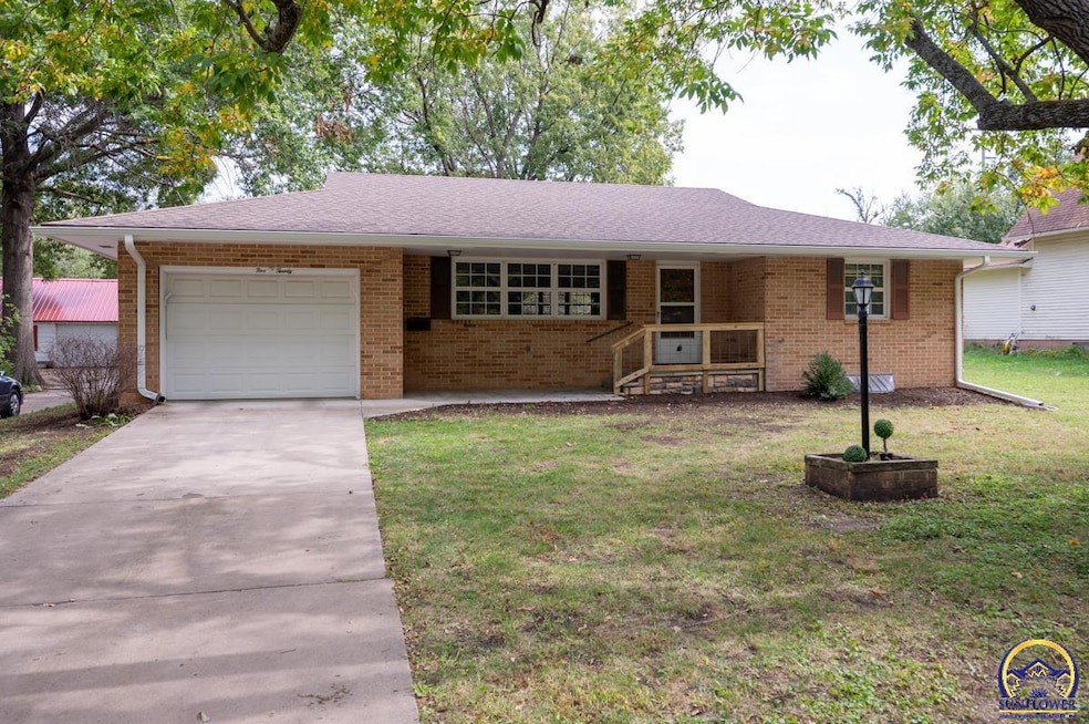 520 S 6th St, Osage City, KS 66523 - photo 1