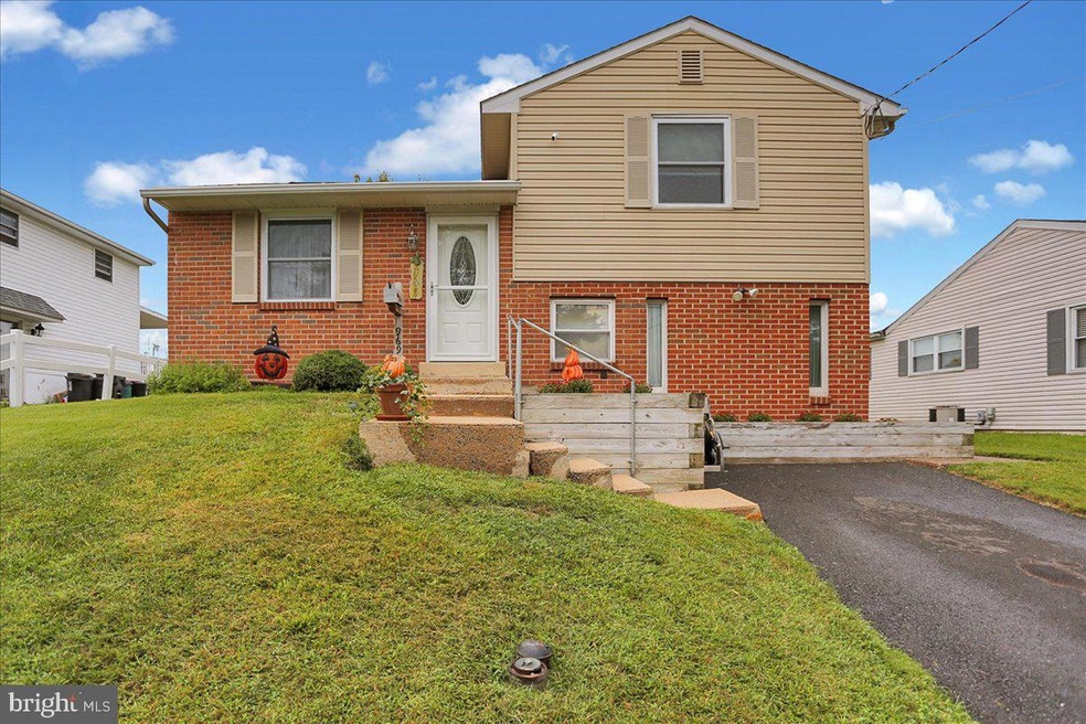 969 Von Steuben Dr, Pottstown, PA 19464 - photo 1