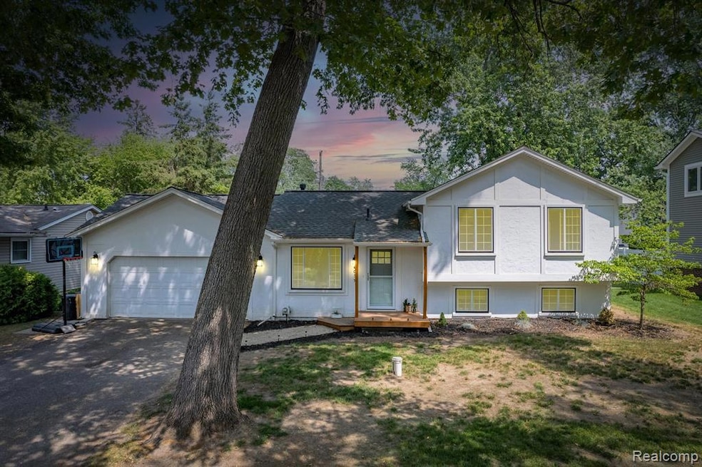 4055 Crystal St, West Bloomfield, MI 48323 - photo 1