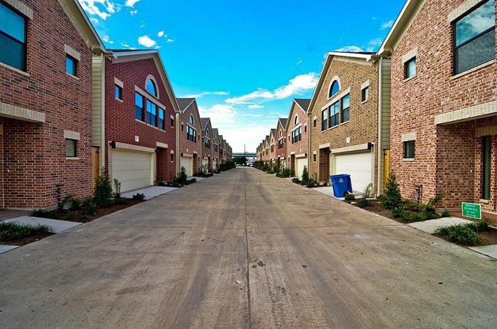 3725 Main Plaza Dr, Houston, TX 77025 - photo 1