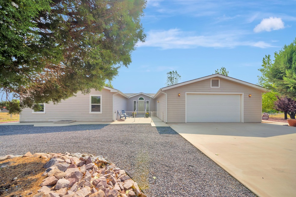 880 N Grandview, Paulden, AZ 86334 - photo 1