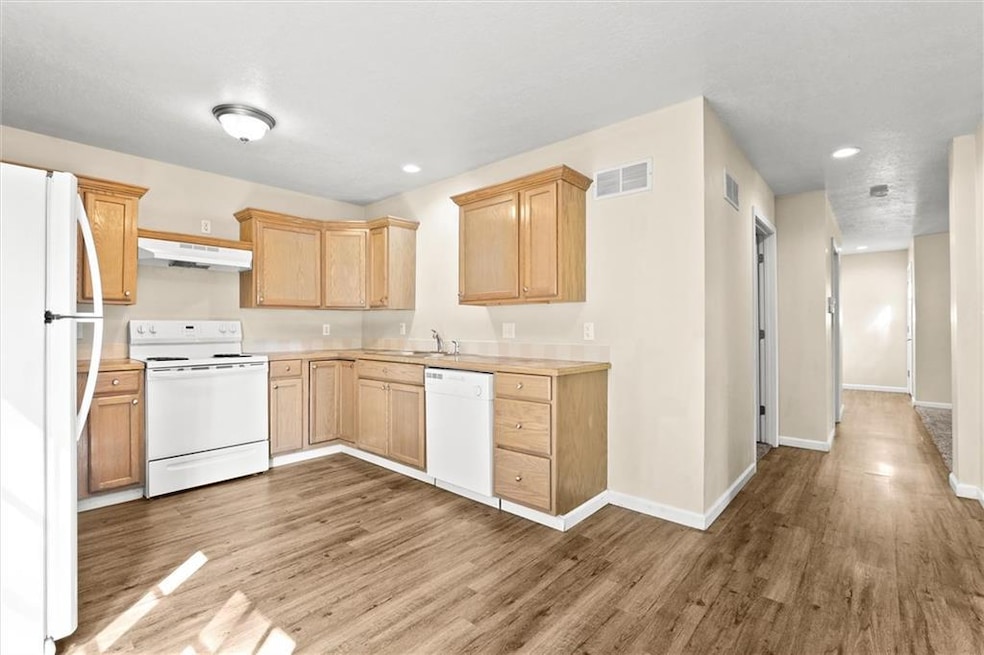 923 N 7th St, Atchison, KS 66002 - photo 1