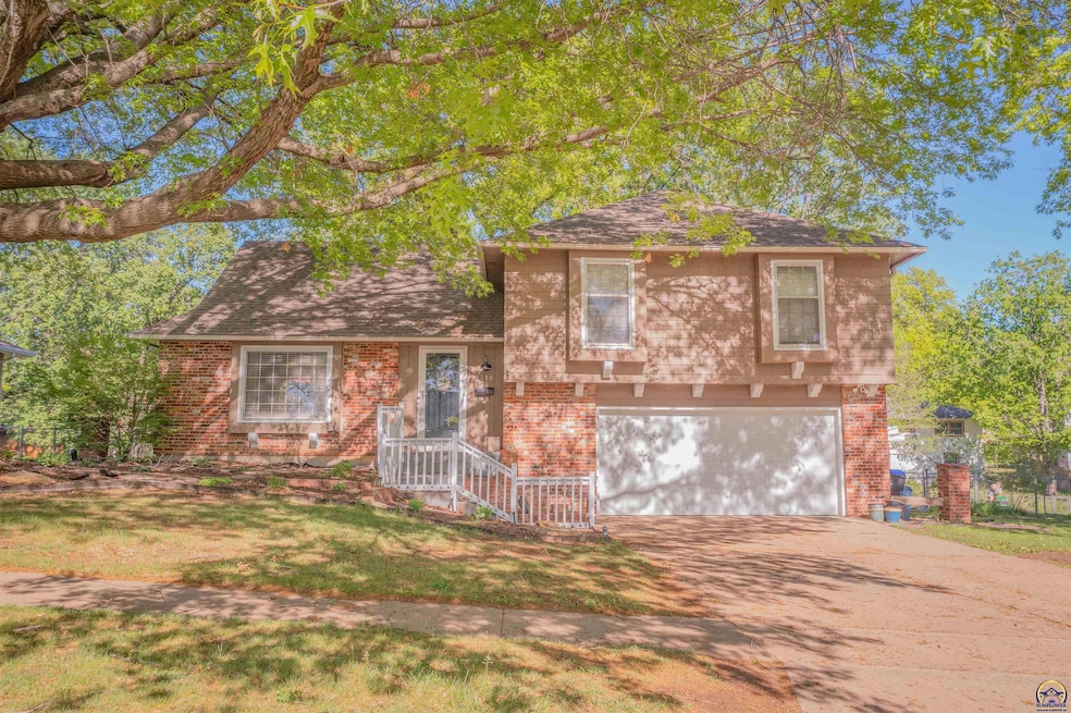 3214 SW MacVicar Ct, Topeka, KS 66611 - photo 1