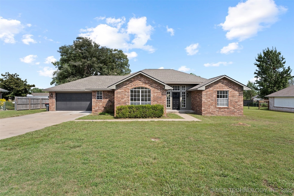 509 E 9th St, Grove, OK 74344 - photo 1