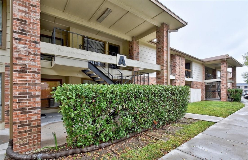 1705 Crossing Place unit 112, Austin, TX 78741 - photo 1