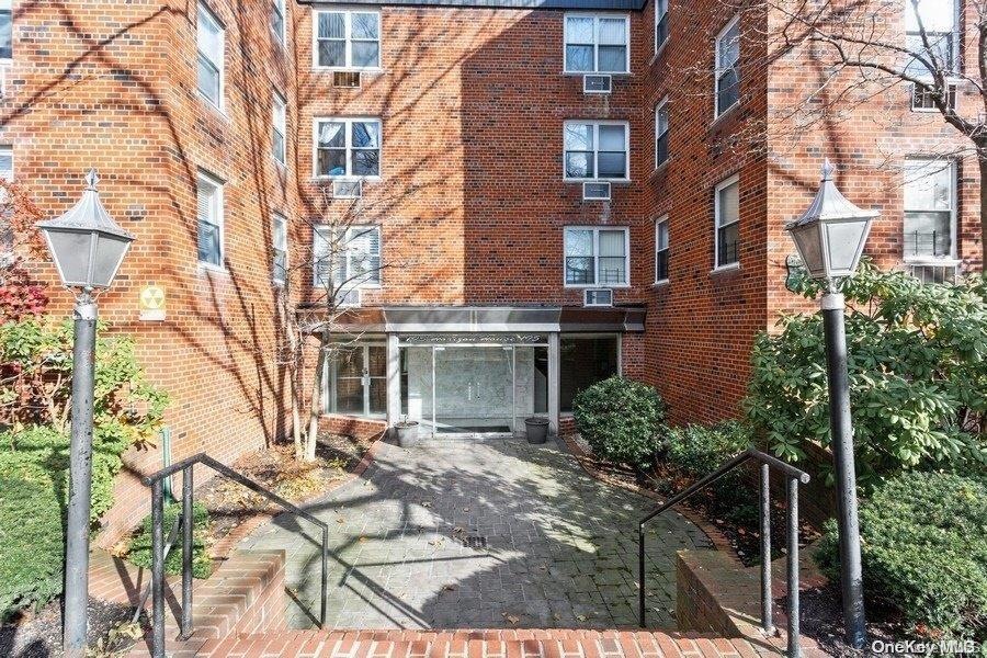 195 S Middle Neck Rd unit 2F, Great Neck, NY 11021 - photo 1