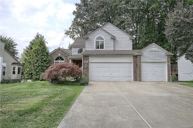 383 Cove View Dr, Waterford, MI 48327 - photo 1